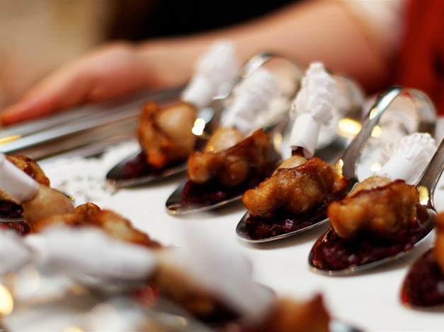 Gruß aus der Küche – Wachtelkeulchen mit Zwiebelconfit