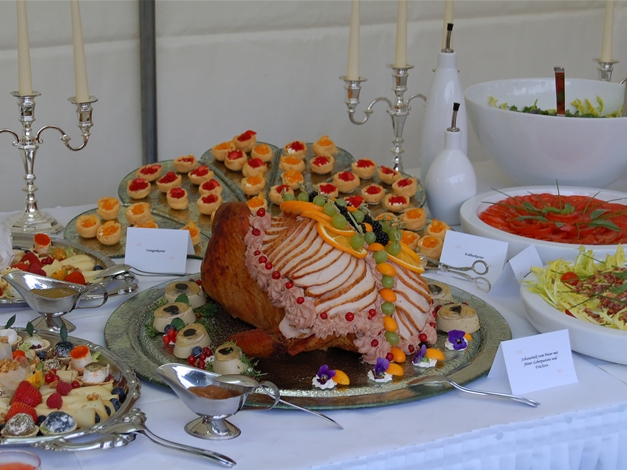 Schaustück vom Puter mit Früchtekaviar – elegante Präsentation