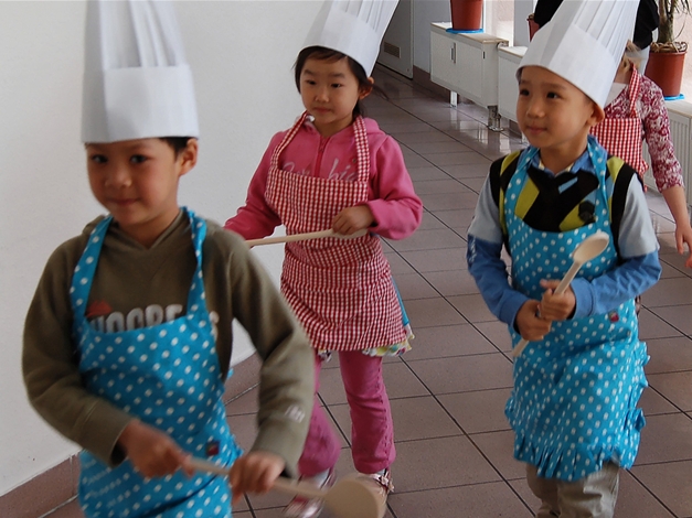 Auf geht's – Kinder in der Kita-Küche beim Kochen