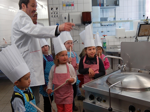 Bestaunen der Küchentechnik – Kinder lernen moderne Küchengeräte kennen