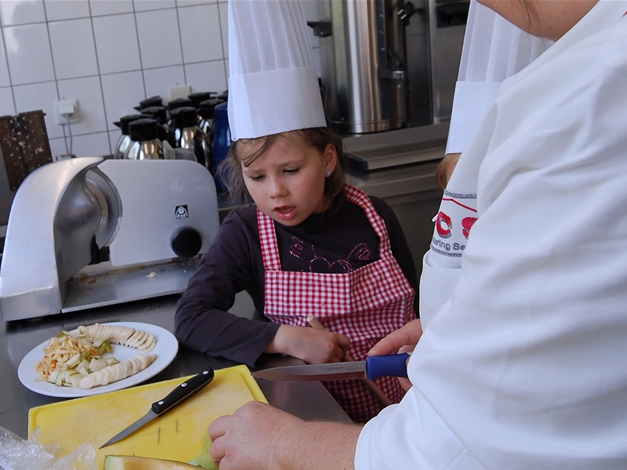 Was machst du da – neugierige Kinder in der Küche