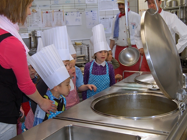 Blick in den Kochkessel – Kinder beobachten das Kochen fasziniert