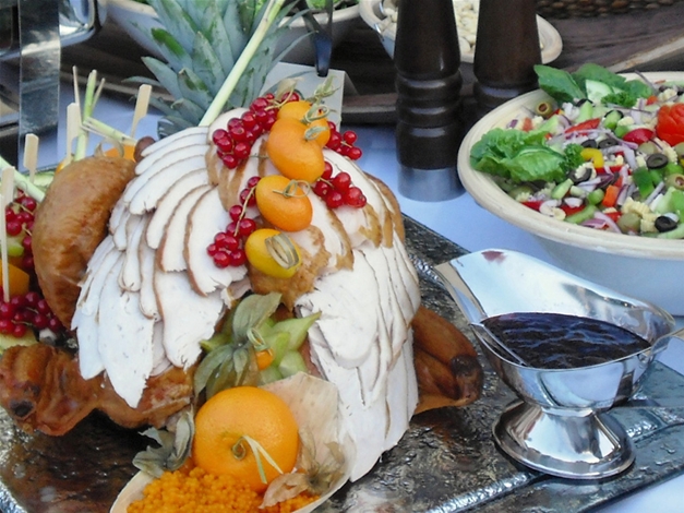 Geräucherter und gebackener Puter mit Cassissauce und Couscous-Salat