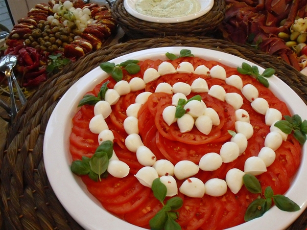 Paradeiser mit Büffelmozzarella, Weinessig und Limonenolivenöl – klassisches Caprese