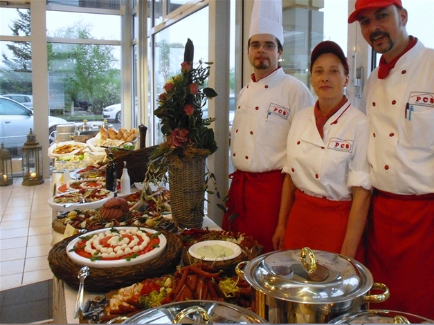 Köche am warmen Buffet – Backmaishähndl, gegrilltes Wildschwein, Tiroler Stelzen, Topfenstrudel
